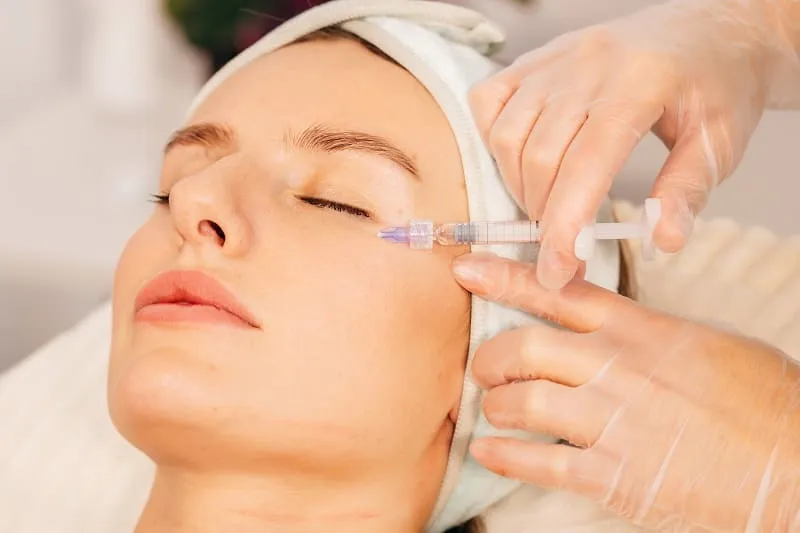 Aplicación de ácido hialurónico para tratamiento de ojeras